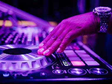 closeup photo of turntables